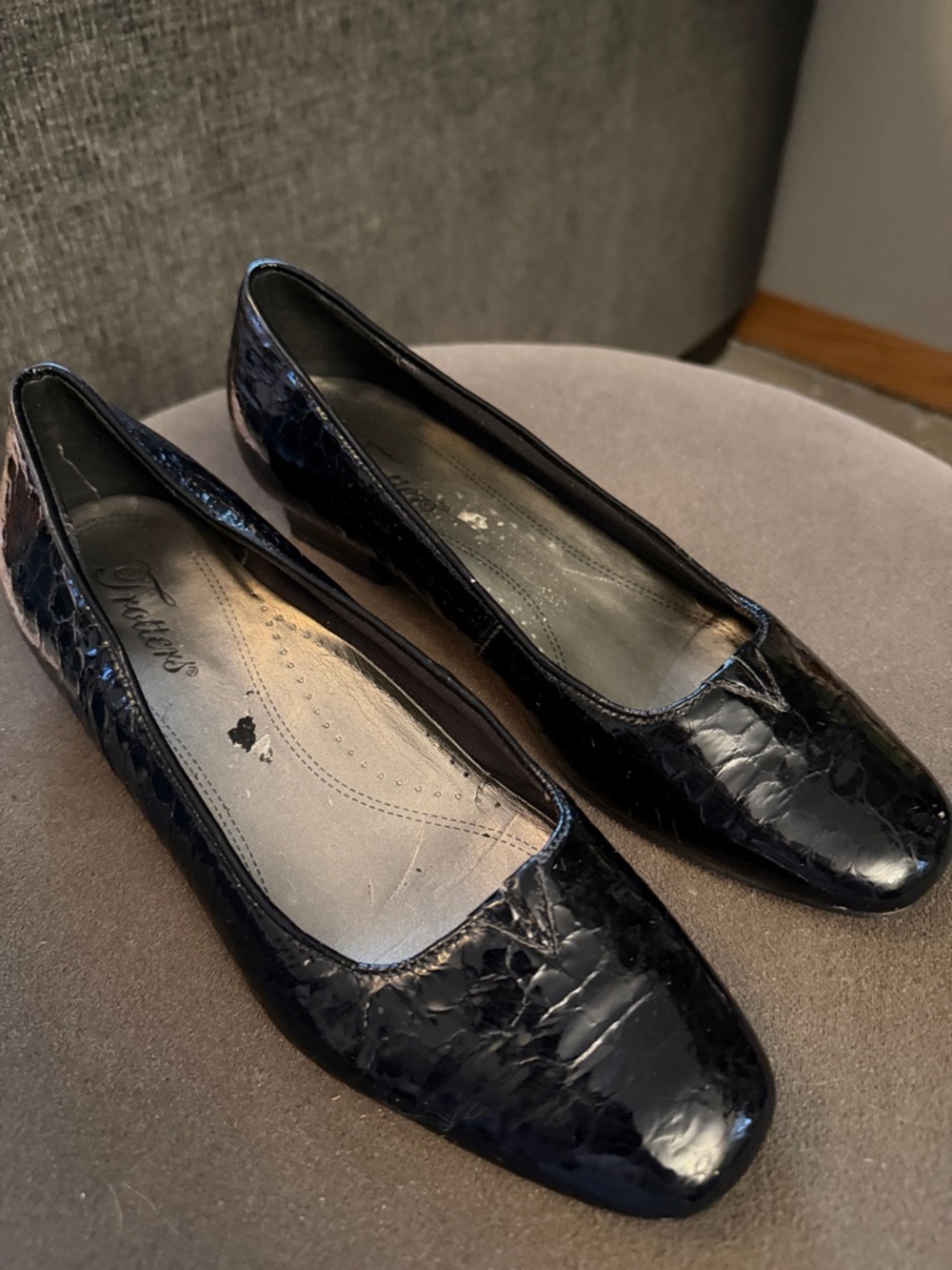 Trotters Doris Black Crocodile Embossed Patent Leather Womens 7M Low Block Heel